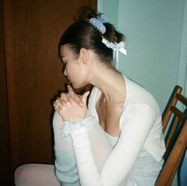 Emi Jay Sweetheart Clip in Blue Ribbon Крабик для волосся ЦБ-00035286 фото